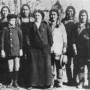 Arseňjev - Manželka V.K. Arseňjeva Anna Konstantinovna a jeho syn Vladimir spolu s obyvateli Udege – přáteli Arseňjeva. Chabarovsk, 1911-1912-wikipedia