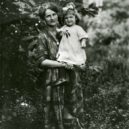 Arseňjev - Manželka V.K. Arseňjeva Margarita Nikolajevna a jejich dcera Nataša. Vladivostok, 1922 – wikipedia