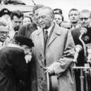 Erich Hartmann - Matka repatriovaného syna ze sovětského zajetí děkuje Konrádovi Adenaurovi za vyjednání návratu (1955) – wikipedia