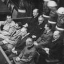 Velkoadmirál Dönitz - Norimberský soud- Hermann Göring, Rudolf Heß, Joachim von Ribbentrop, Wilhelm Keitel. Druhá řada-Karl Dönitz, Erich Raeder, Baldur von Schirach, Fritz Sauckel-commons.wikimedia