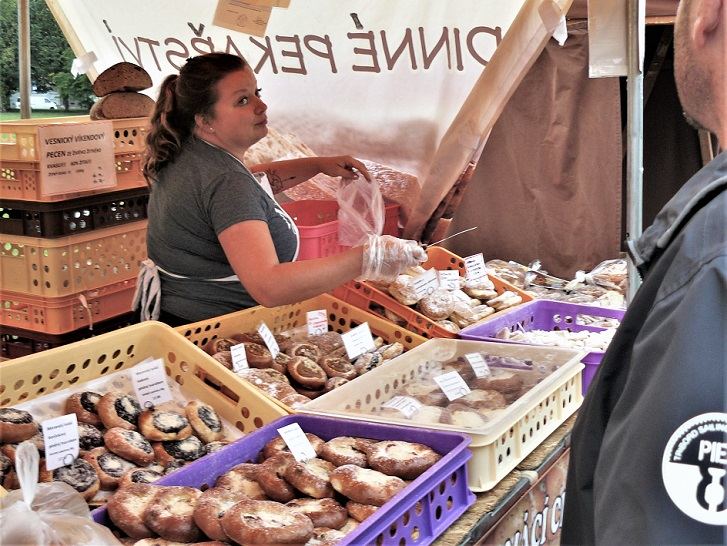 Sezona farmářských trhů na Jiřáku zdaleka nekončí, budou mladá vína, jablka i Halloween