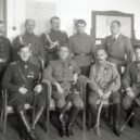 Ataman Semjonov - Ve štábu sibiřské armády. V první řadě zleva doprava československý velitel R. Gaida , Kolčak. Jekatěrinburg. Únor 1919. V předvečer ofenzívy-wikipedia