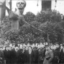 Grigorij Zinovjev - Zinovjev při slavnostním odhalení památníku německýcm socialistům (1918). V roce 1930 byl jeho obličej zamazán –