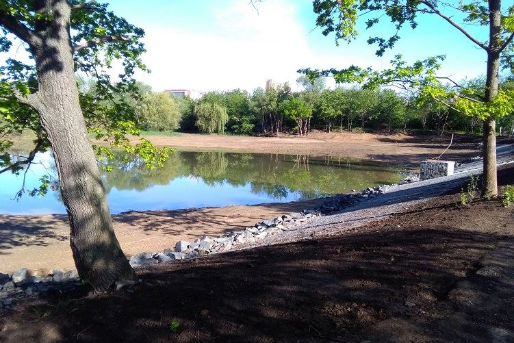 Milíčovský rybník na jihovýchodě Prahy má za sebou celkovou revitalizaci, teď bere vodu