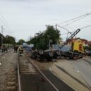 V Uhříněvsi se srazil vlak s nákladním autem - vlak zzs hlmp__