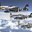 Bitva nad Kovářskou 1944 - Čtveřice Mustangů P-51D 375. stíhací peruti USAAF s invazními pruhy, červenec 1944 – wikipedie