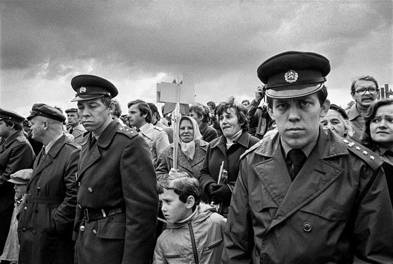 Směšnost i tragédie života v totalitě. Odhalí je výstava fotografií Vladimíra Birguse