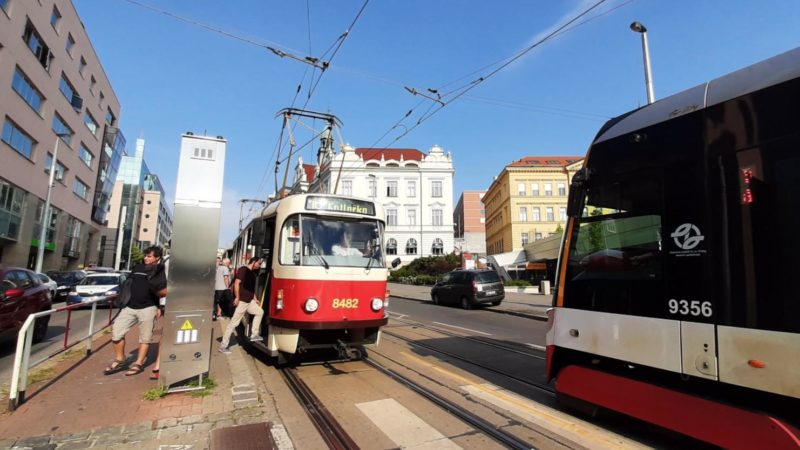 Napadl ho v tramvaji zezadu! Útočník s nožem zranil revizora