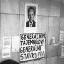 Sametová revoluce - 220px-Praha_1989,_generálnímu_tajemníkovi_generální_stávku_(01)