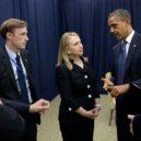 Hillary Clintonová - Barack_Obama_talking_to_Hillary_Clinton_in_Phnom_Penh