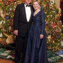 Hillary Clintonová - Bill_and_Hillary_Clinton_Christmas_portrait_2000_(cropped1)