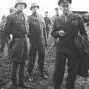 Dwight Eisenhower - Generálové Patton, Bradley a Eisenhower ve Francii krátce po dni D commons.wikimedia