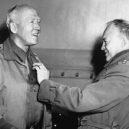 Dwight Eisenhower - Generálporučík George Patton dostává svou třetí hvězdu od velícího důstojníka generála Dwighta Eisenhowera -commons.wikimedia