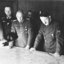 Polní maršál Keitel - Hitler mit Generälen bei Lagebesprechung