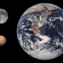 Sluneční soustava a plutoidy - Pluto-Měsíc-Země