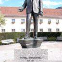 Swarovski - Socha Daniela Swarovského ve městě Wattens – wikipedie