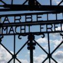 Theodor Eicke - Vstupní brána Dachau se sloganem Arbeit Macht Frei (Pracá osvobozuje) běžně se vyskytující v nacistických koncentračních táborech-wikipedia