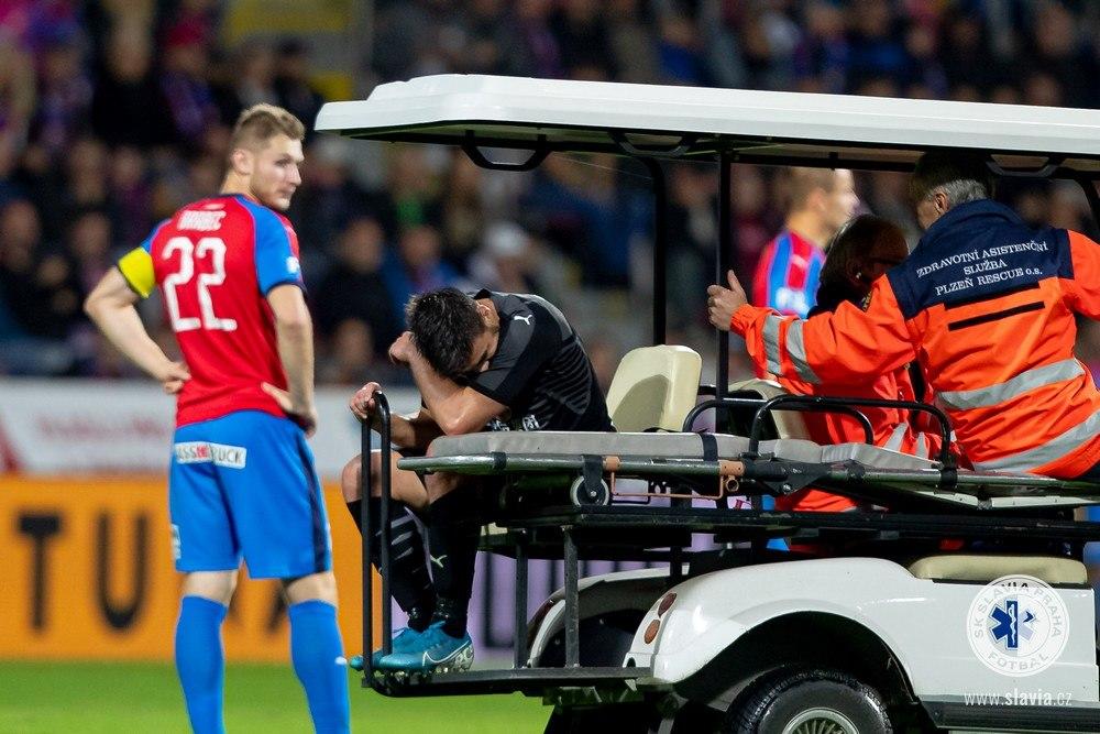Obrovská komplikace pro Slavii! Klíčový stoper Hovorka bude minimálně půl roku mimo hru