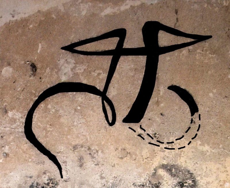 Kde se vzaly graffitti schované pod omítkou? Pražské domy stále tajemné