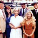 Larry Hagman - 15 – Rodina Ewingů. Zleva doprva – Ray Krebbs, Bobby, Pamela, Miss Ellie, Jock, Lucy, J.R. and Sue Ellen – wikipedia