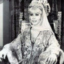 Larry Hagman - 2 – Fotografie Barbary Eden jako Jeannie z televizního seriálu I Dream of Jeannie – –