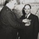 Enrico Fermi - 20. března 1946 dr. Enrico Fermi obdržel Medaili za zásluhy za válečnou službu v USA, kterou mu předává generál Leslie R. Groves – wikimedia.commons-