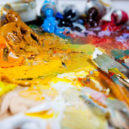 Malý domácí lexikon 17 - Oil paints and paint brushes on a palette.