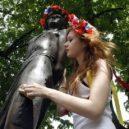 Zoja Kosmoděmjanská - Aktivistka skupiny FEMEN myje památník Zoji Kosmoděmské v Kyjevě (7. květen 2010) – wikipedia