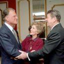 Bily Graham - Billy Graham se zdraví s prezidentem Ronaldem Reaganem a jeho ženou Nancy (1981) – wikipedie