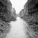 Generál Weidling a obrana Berlína 1945 - Bitva o Berlín – Zničená ulice v centru Berlína poblíž hlavní Unter den Linden 3. července 1945