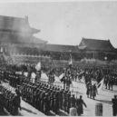 Císařovna Cch’-si - Boxerské povstání – Skavnostní shromáždění zahraničních jednotek uvnitž Zakázaného města po dobytí Pekingu 28. 11. 1900-wikipedia