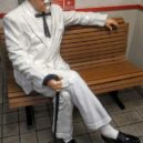 Plukovník Sanders - Colone Sanders sedí na lavičce před KFC – Antioch, Kalifornie -wikimedia.commons –