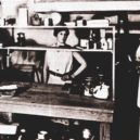 Plukovník Sanders - Colonel Sanders pracuje ve své kuchyni – Corbin, NY – wikimedia.commons-