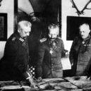 Ukončení 1. světové války - Císař Vilém II. Pruský s Hindenburgem (vlevo) a Ludendorffem (vpravo) v roce 1917 – wikipedie