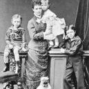 Carevna Marie Fjodorovna - Císařovna Maria Fjodorovna s dětmi. Zleva – Jiří, Xenie, Nikolaj – wikipedia