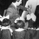 Walt Disney 1 - Disney kreslí Goofyho pro skupinu dívek v Argentině (1941) – wikipedia