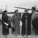 Walt Disney 1 - Disney s rodinou na letišti Schiphol (1951) – wikipedia