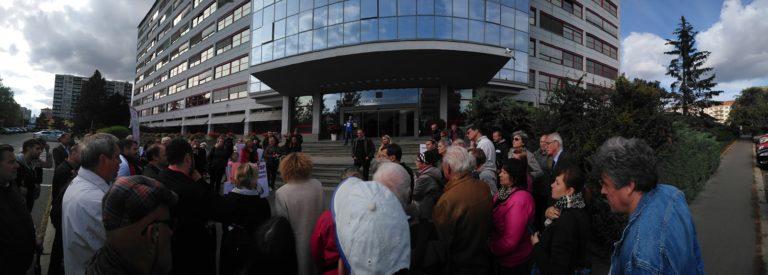 Z demonstrace spolku Praha pro život před budovou ministerstva životního prostředí.