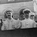 Maršál Vorošilov - Gorkij, Kaganovič, Vorošilov a Stalin na tribuně Leninova mauzolea -wikimedia.commons –
