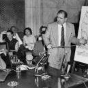Senátor Joseph McCarthy - Joseph N. Welch (sedící), hlavní poradce armády Spojených států(vlevo) byl vyslýchán senátorem McCarthym 9. června 1954 – wikipedie