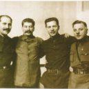 Maršál Vorošilov - Kaganovič, Stalin, Postyšev a Vorošilov v přátelském objetí v lednu 1934 – WIKIPEDIE