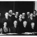 Enrico Fermi - Konference o fyzice (1933) – fermi (stojící, 5. zleva) -wikimedia.commons –