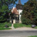Písmák Vavák - Kostel Stětí svatého Jana Křtitele ve Skramníkách. Okres Kolín, Česká republika. U paty kostela je pohřben František Jan Vavák-wikipedie