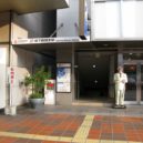 Plukovník Sanders - Kuko Line Hakata Station Gate No.13 -wikimedia.commons –