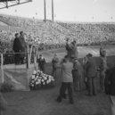 Bily Graham - Kázání Billy Grahma v Nizozemí na stadionu (1954) – commons.wikimedia