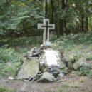 Letecká nehoda, Sakrakopec u Bratislavy, 24. 11. 1966 - Kříž s tabulí – wikipedie