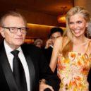 Larry King - Larry King se svou sedmou manželkou, Shawn Southwick, na slavnostním ceremoniálu Mercedes-Benz Hope Gala 2014 v Beverly Hilton -commons-wikimedia –
