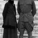Mamie Eisenhowerová - Mamie Eisenhowerová, se svým manželem Dwightem, na schodech St. Mary’s College v San Antoniu v Texasu v roce 1916 -wikipedia