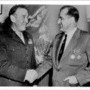 Senátor Joseph McCarthy - McCarthy je dekorován DFC a leteckou medaili od plukovníka Johna R. Lanigana , velícího důstojníka pátého námořního rezervního okresu – wikipedia