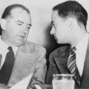 Senátor Joseph McCarthy - McCarthy (vlevo) hovoří s Roy Cohnem-prokurátorem ministerstva spravedlnosti USA při špionážním procesu Julia a Ethela Rosenberga -wikipedia